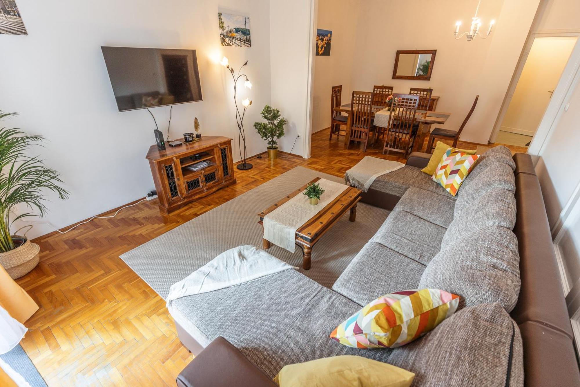 Bright & Spacious Riverside Apartment With Balcony 布达佩斯 外观 照片
