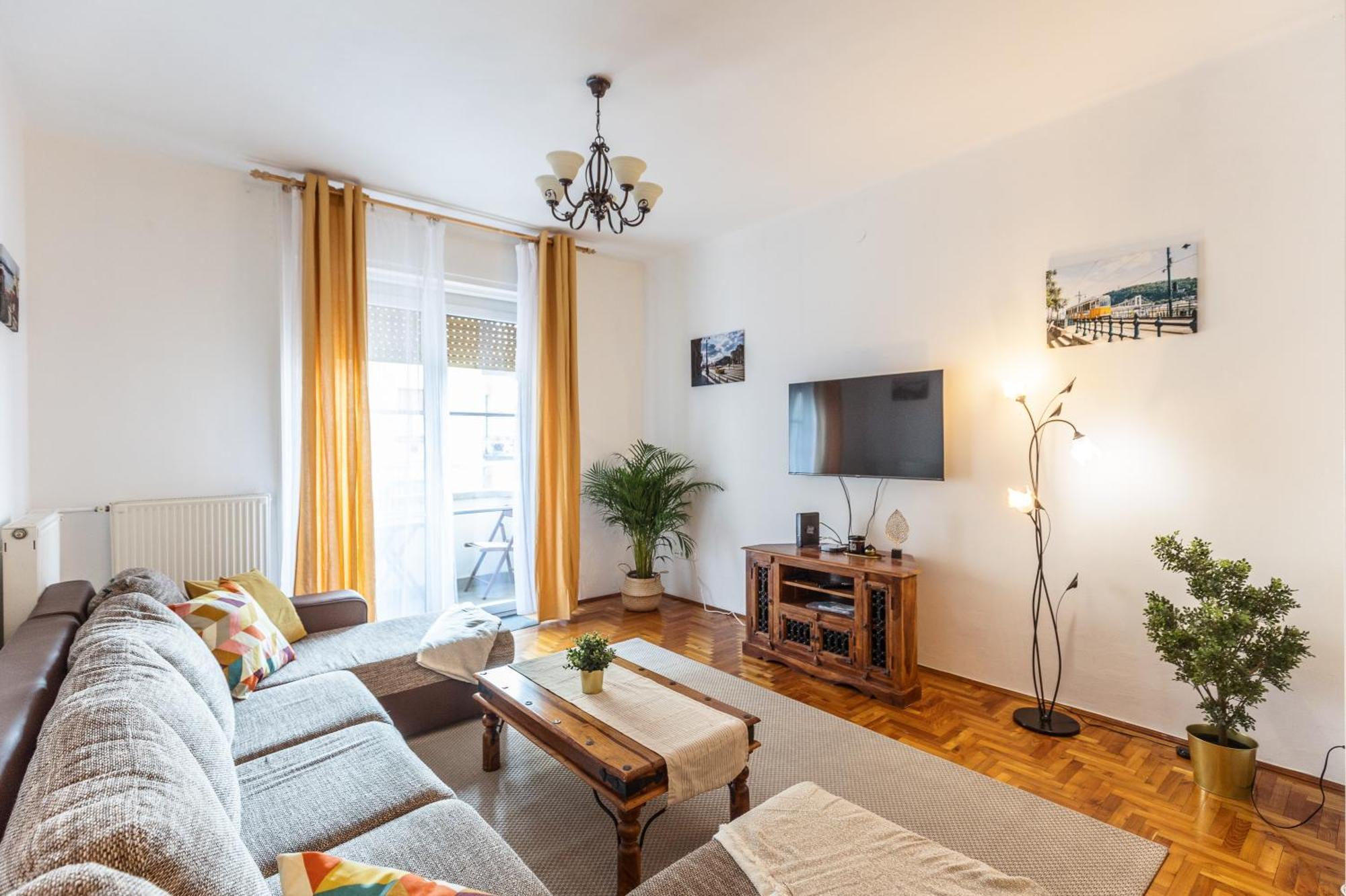 Bright & Spacious Riverside Apartment With Balcony 布达佩斯 外观 照片