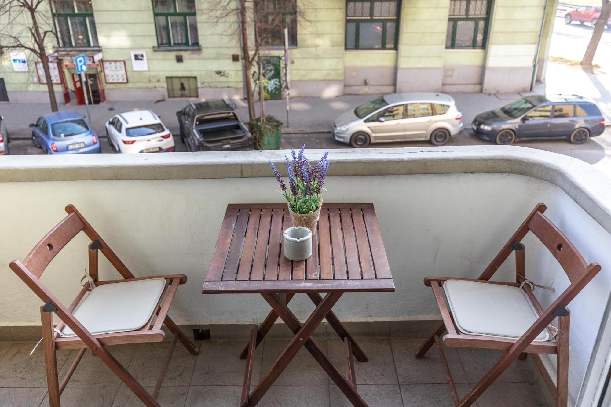 Bright & Spacious Riverside Apartment With Balcony 布达佩斯 外观 照片