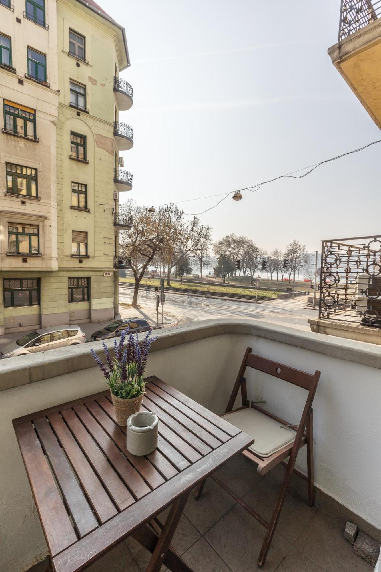 Bright & Spacious Riverside Apartment With Balcony 布达佩斯 外观 照片